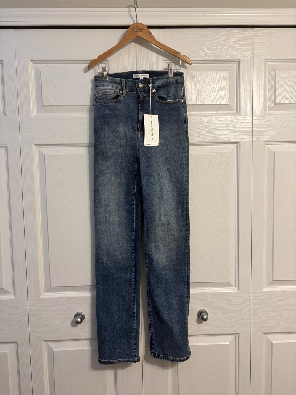 Good American Straight Leg Jeans in Washed Blue